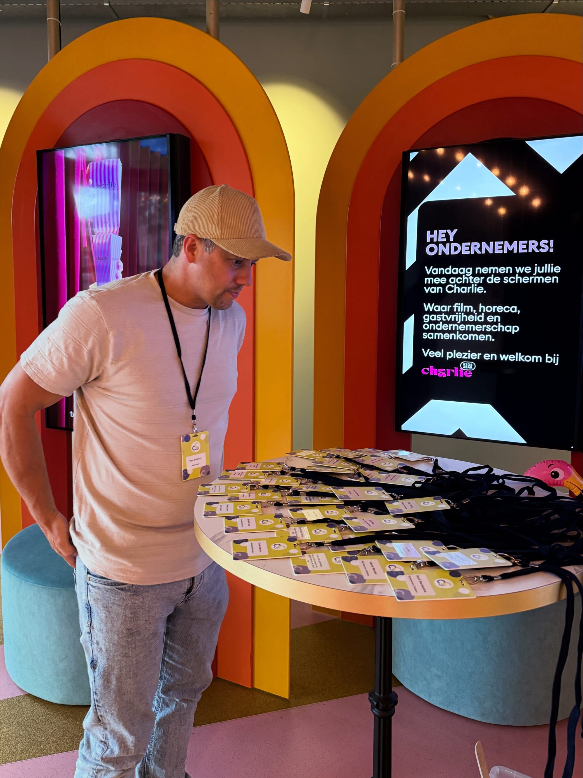 Thijs bij een tafel vol naambadges voor het ondernemersevent van Charlie Bios & Bar