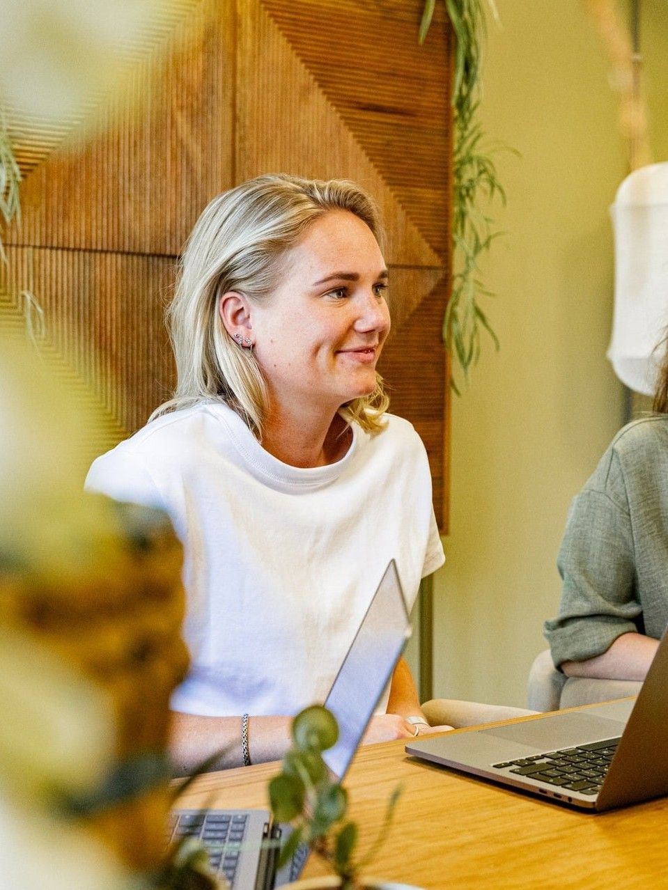 Julia achter haar laptop aan de grote tafel