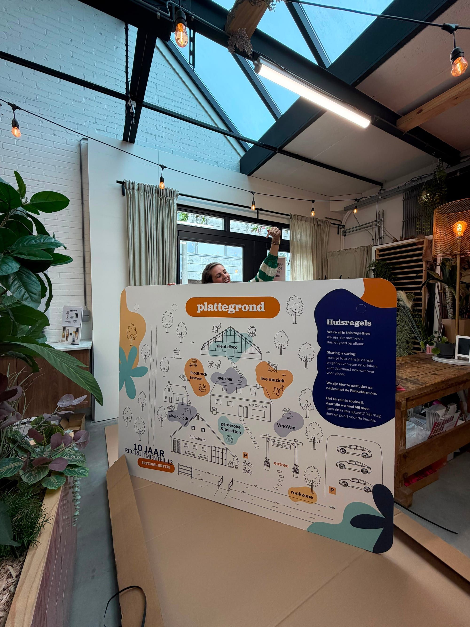 Geïllustreerd plattegrond- en huisregelsbord voor de festival-editie van 10 jaar Recruitmenthuis
